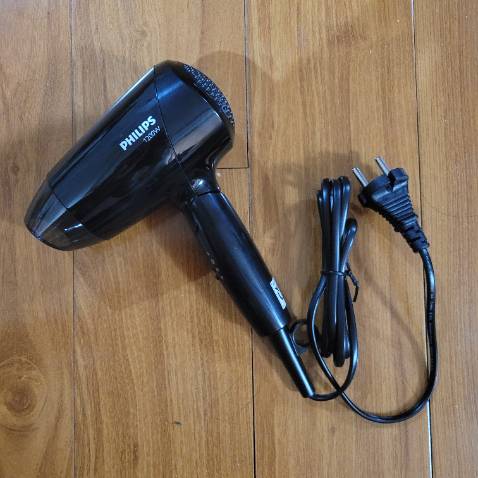 Máy nhỏ gọn, công suất mạnh đủ dùng cho người không có nhiều nhu cầu như mình.
3 chế độ: mạnh (nóng nhất), vừa (nóng vừa), nhẹ (rất ít nóng), chứ không hẳn là có chế độ "mát" nhé!
Sản phẩm tốt!