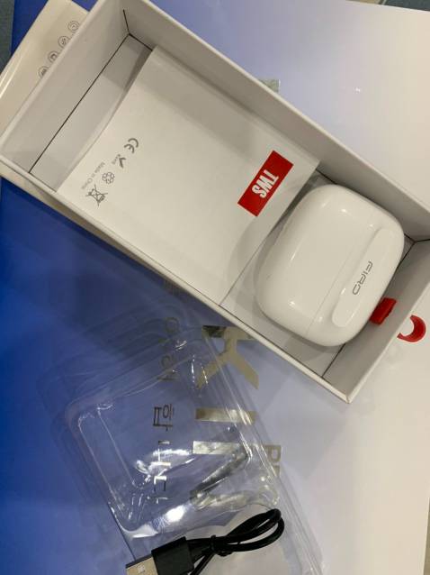 - Cầm mẫu tai nghe này trên tay mà ưng cái bụng lắm luôn

- Thiết kế vừa tai, đủ các nút đệm tai. (S,M,L).

- Kết nối rất ổn định. Sóng đều.

- Âm thanh rất mượt và êm. Nghe lâu không bị đau hay cấn tai tý nào cả.

- Cảm ứng nhạy.

- Khả năng khử tiếng ồn tốt.

- Thời gian giao hàng nhanh, hàng đóng gói cẩn thận. Mình rất ưng ý khi chọn mẫu `tai nghe` FIRO A7 này.👍🏽👍🏽👍🏽