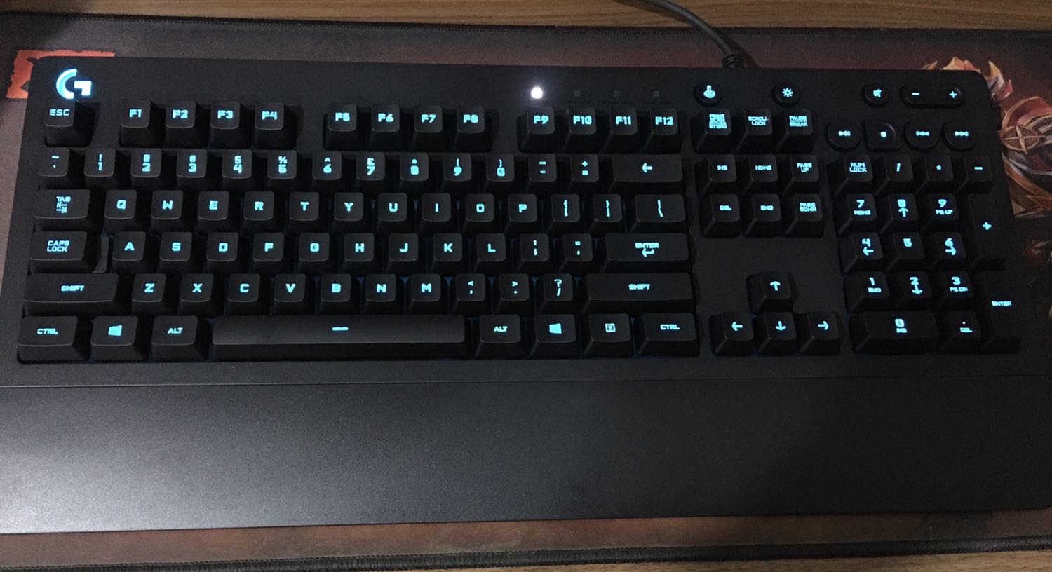 Hàng chính hãng, còn nguyên seal. Dây cáp không có bọc dù. Dịch vụ giao hàng của Tiki giao nhanh, sớm hơn dự kiến. 👍