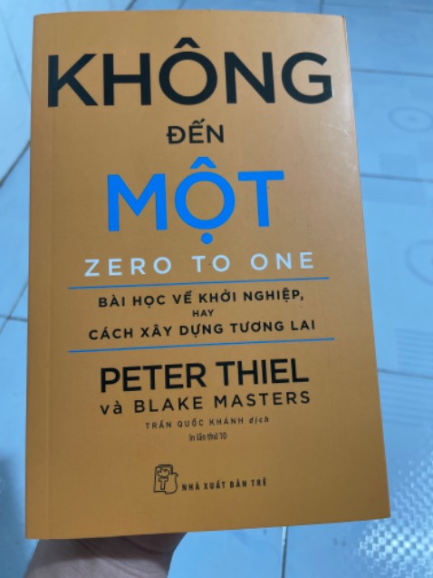 Đây là cuốn sách bạn nên đọc ít nhất 3 lần để có thể thấm nhuần hết các ý nghĩa tuyệt vời mà nó mang lại.Lần đầu tiên có một quyển sách mà cá nhân mình khó lòng bỏ xuống khi bắt đầu.Tuy nhiên màu bìa bản tái bản không đẹp bằng bản đầu