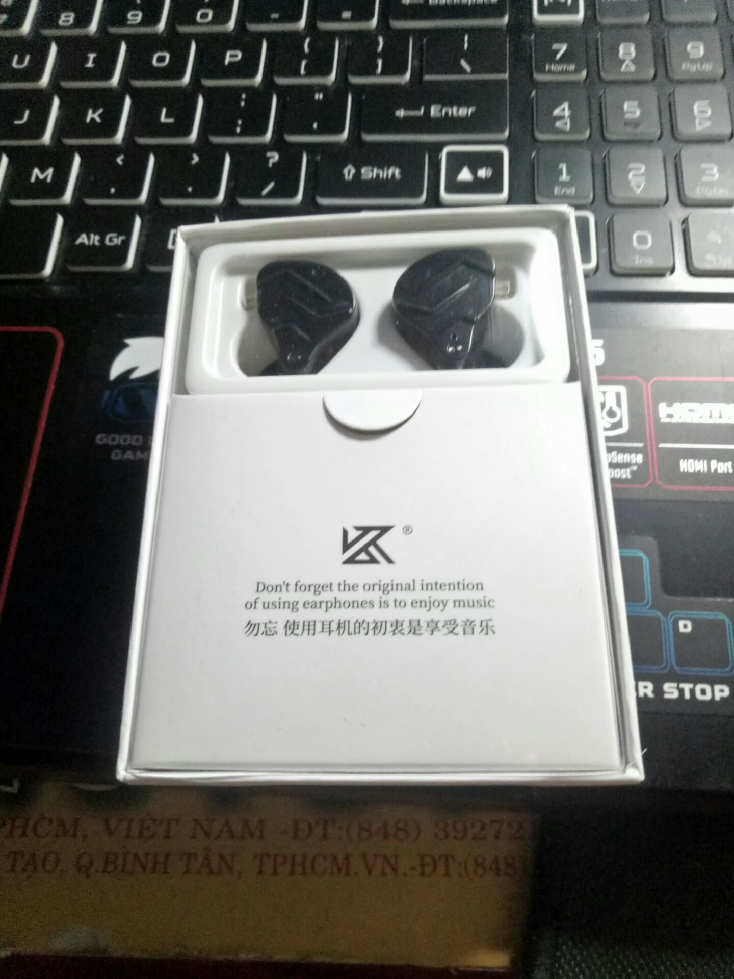 hộp đóng gọn gàng, tai nghe nghe rất đã cho 1 IEM !