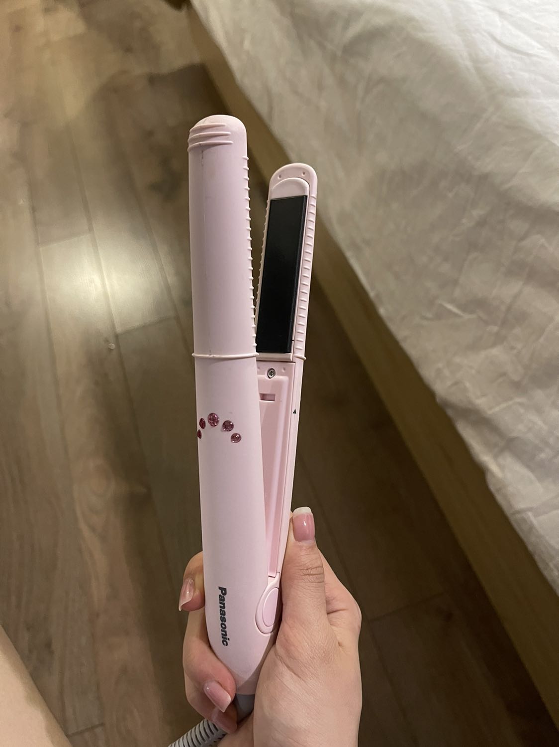 Mình phân vân nhiều loại quá k biết chọn loại nào, sợ rít tóc nữa  , chọn ngay máy này . Kẹp cũng ok, tóc vô nếp , k bị rít tóc ( thỉng thoảng )  . Nhỏ gọn tiện mang đi xa