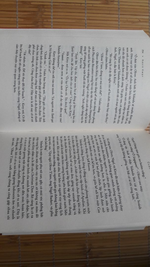 sách được bọc seal cẩn thận nên chất lượng rất tốt, sách được làm bằng giấy xốp nên rất nhẹ. về nội dung thì rất hay, đọc cuốn hút, sau cùng thì là cái kết viên mãn cho tất cả nhân vật.