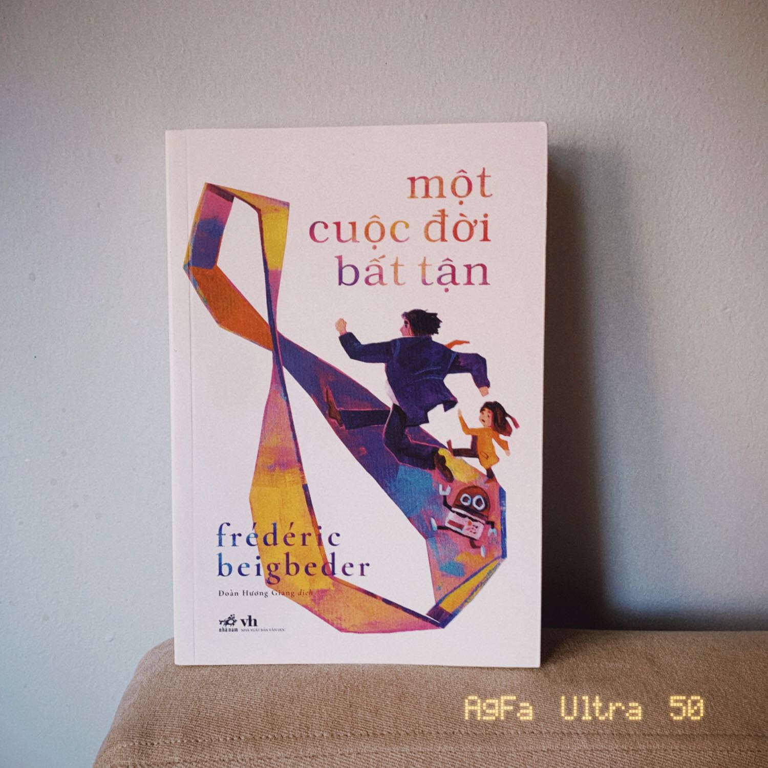 Vẫn văn phong châm biếm hài hước, Beibeder kéo người đọc vào một hành trình cố gắng kéo dài sự sống để nhận ra sự chết có ý nghĩa của riêng nó. Một cuốn sách rất đáng đọc giữa thời điểm dịch bệnh căng thẳng. Ship rất nhanh và sách ko bị lỗi gì