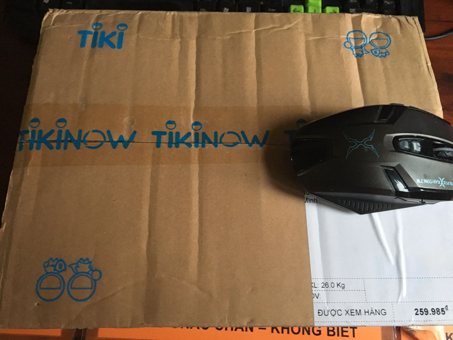 Tiki lỗi cân thành 26kg và tự tính phí hàng cồng kềnh mất 66k của mình, k nhận đặt lại thì lãng phí nhân lực của cty phải làm việc lại và ship lại,nên mình nhận và chấp nhận xử lý hoàn phí sau. Nên các bạn xử lý hoàn tiền sớm qua Tiki xu hay mã gì cũng được. Góp ý thêm, các bạn giao hàng cho shipper nên để ý người nhận,nhiều hôm trong một buổi chiều mình nhận hai đơn từ hai anh shipper.
Nước rửa chén mình chưa dùng, nhưng sổ tay với giá 9k mình thấy hợp lý, rẻ và đẹp. 
Ủng hộ trang web bán hàng, và cũng lỗi lần đầu mình bị nên mình cho 4sao. Xử lý hoàn tiền chậm mình sẽ review lại 1sao á. Hi