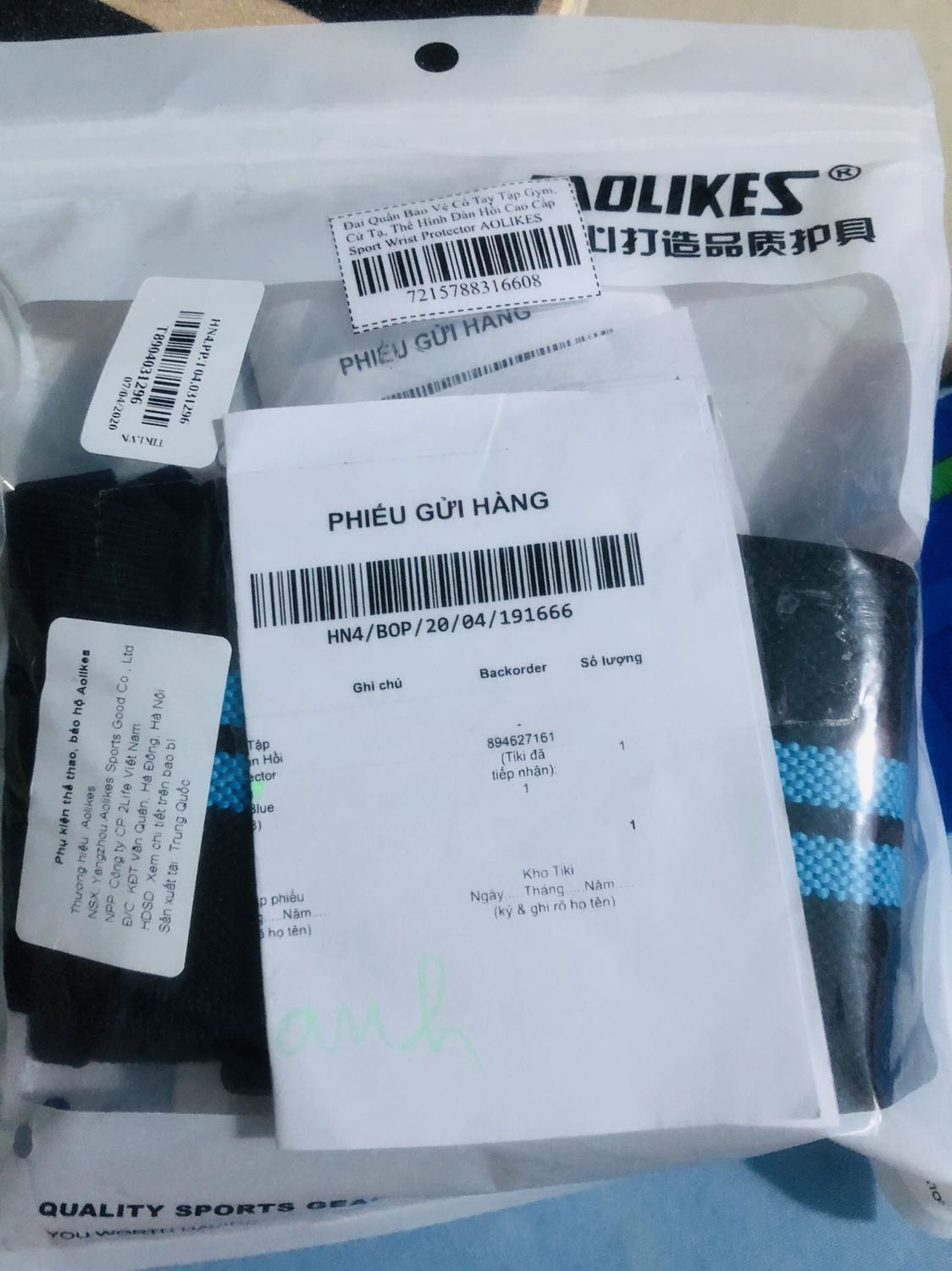 Dây quấn tay bao ngon mà còn rẻ nữa.mình đã sài qua loại này và nó bảo vệ cổ tay rất tốt nhờ chất liệu ko quá cứng và ko quá mềm như những loại khác.thật sự mình dùng qua nhiều loại rồi và chỉ thik dùng loại này thôi.mấy loại mềm mềm đeo cho có thôi chứ nó ko bảo vệ cổ tay là mấy.