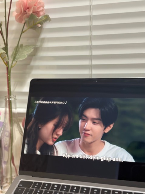 Tiki giao hàng nhanh, bọc hành kỹ càng, khi nhận hàng có OTP xác minh đảm bảo an toàn. Shipper cũng kiên nhẫn đợi mình kiểm hàng. Máy thì siêu đẹp, màn hình đẹp, load nhanh, đồng bộ tốt. Có nhiều sao hơn cũng cho luôn. Yêu Tiki 😍