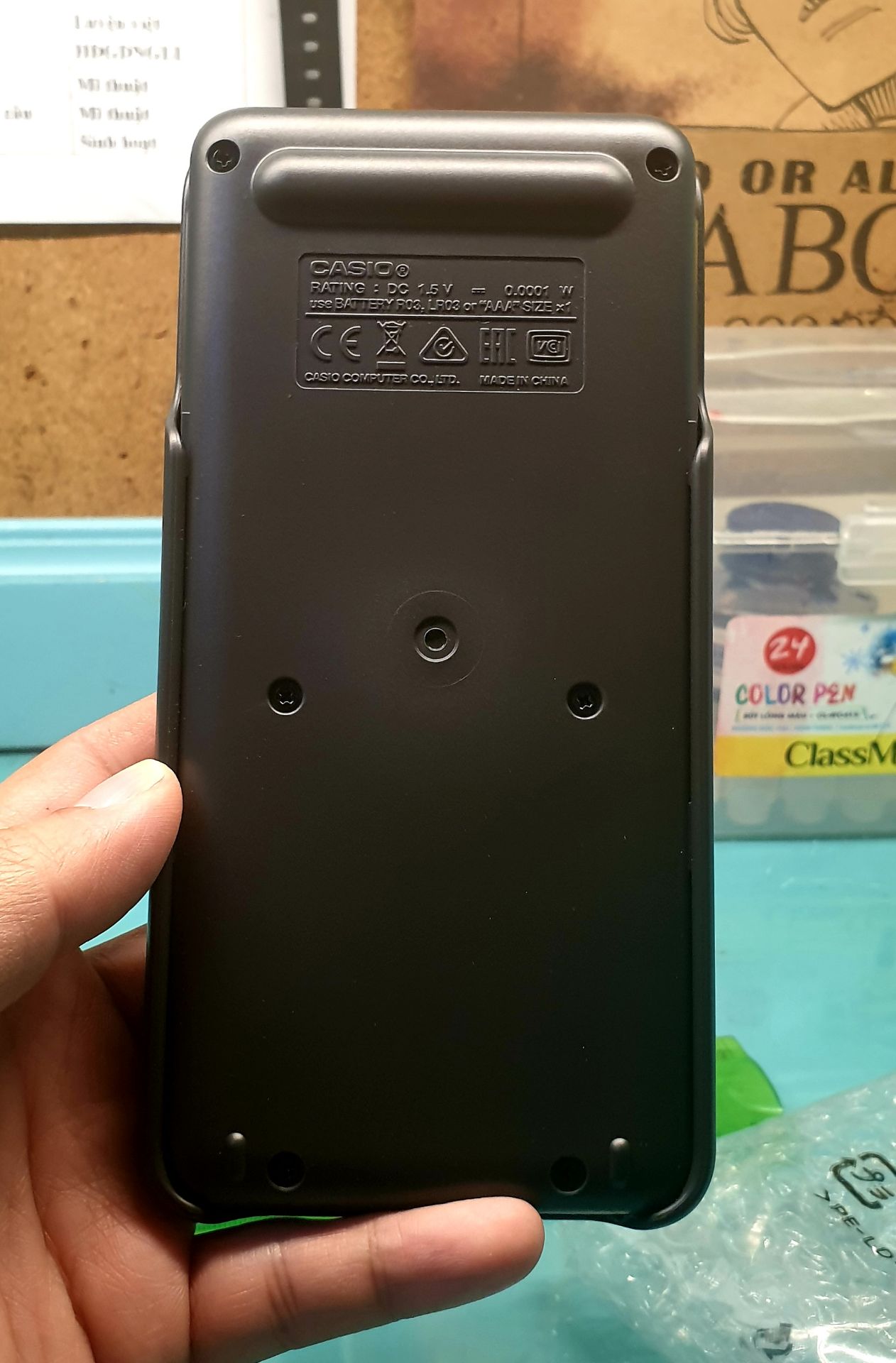 1 lần nữa bất ngờ về tốc độ giao hàng của tiki, mặc dù giao đi tỉnh, chưa đầy 24h nhận luôn.
Có điều, hộp đóng gói ghi hàng dễ vỡ, nhưng bên trong không được bọc chèn xốp hay nilon hơi chống sốc, rỗng không, hộp máy tính lọc xọc bên trong, nên không hiểu sẽ chống va đập kiểu gì nếu rơi.
Điều thứ 2, khi lấy hộp ra, rõ ràng hộp đã bị bóc, không còn nguyên tem, mặc dù có thể tạm hiểu là bị bóc ra để dán tem nhà phân phối. Tuy nhiên đánh giá đây là cách làm rất rất cổ và không chuyên nghiệp. Hãy học các bạn doanh nghiệp nước ngoài, hàng mua nguyên đai xuất từ nhà máy, họ quản lý theo mã vạch hoặc barcode. Ít ra khi bóc hàng dán tem, nên bỏ vào tờ giấy thông báo và xin lỗi khách hàng về sự bất tiện.
Đánh giá tiki 5 sao, NPP 4 sao, tổng vẫn để 5 sao.