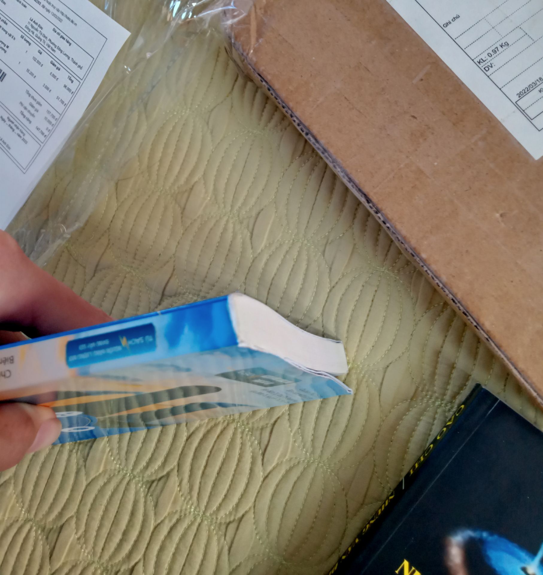 Sách đẹp, nhưng mà các cạnh bìa bị gập và gáy có vẻ cũ. Nội dung giáo khoa. J&T giao hàng trễ 1 ngày