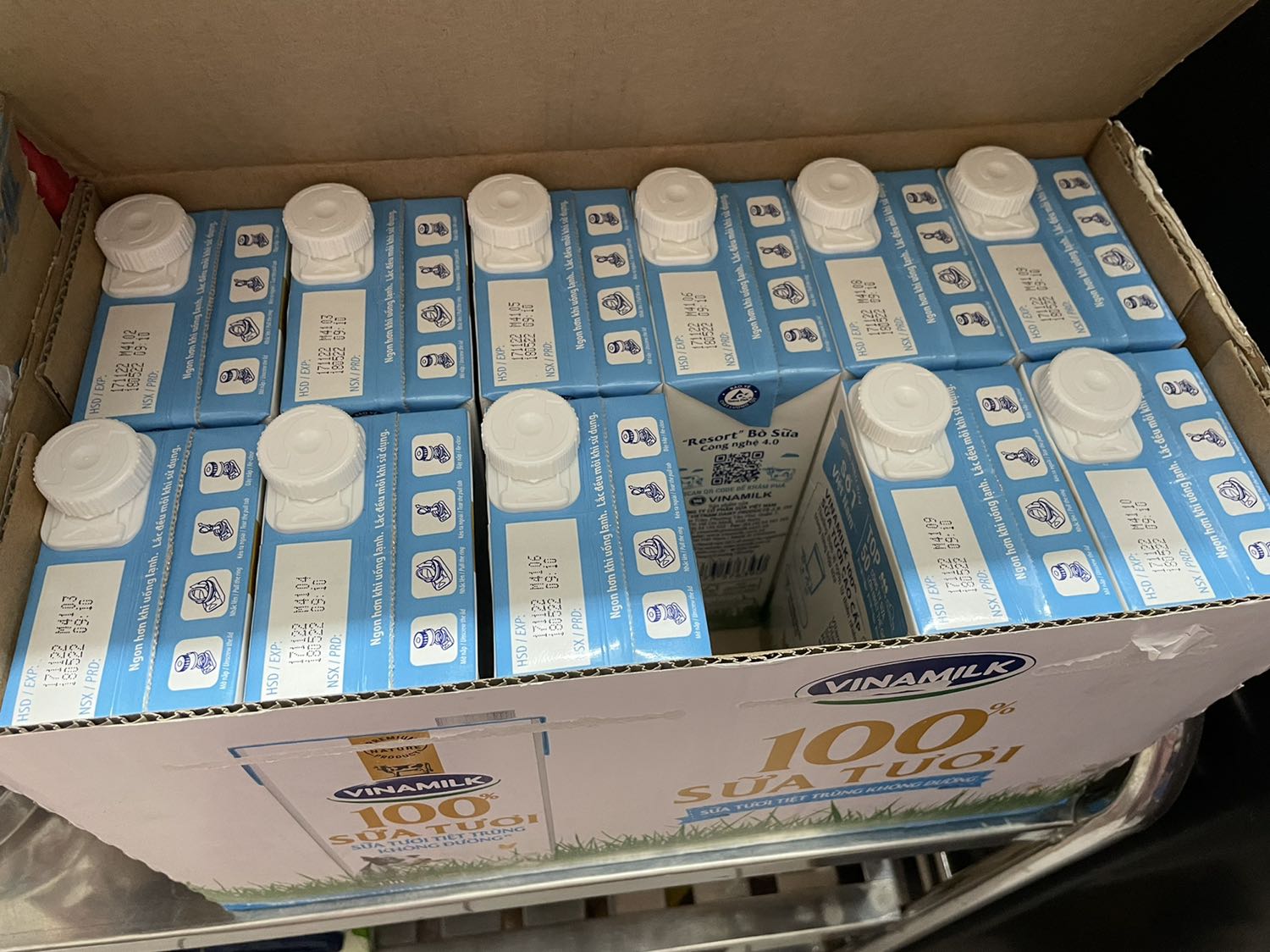 Giao siêu nhanh, gói kĩ, thùng nguyên vẹn không hư hại j, hộp sữa còn nguyên k bể đổ, date xa, sữa tươi 100% của vinamilk uống siêu ngon nhé