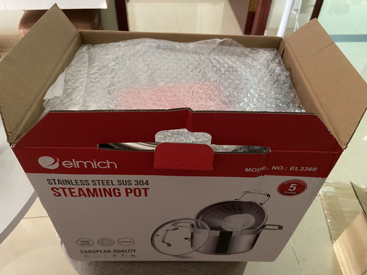 Sp đúng kỳ vọng của mình. Chắc đẹp bóng.
Chiếc rổ hơi móp 1 tí. Và khi hấp thì hơi đọng nước dưới rổ. À, tay cầm và nắp sẽ bị nóng khi nấu nhé.