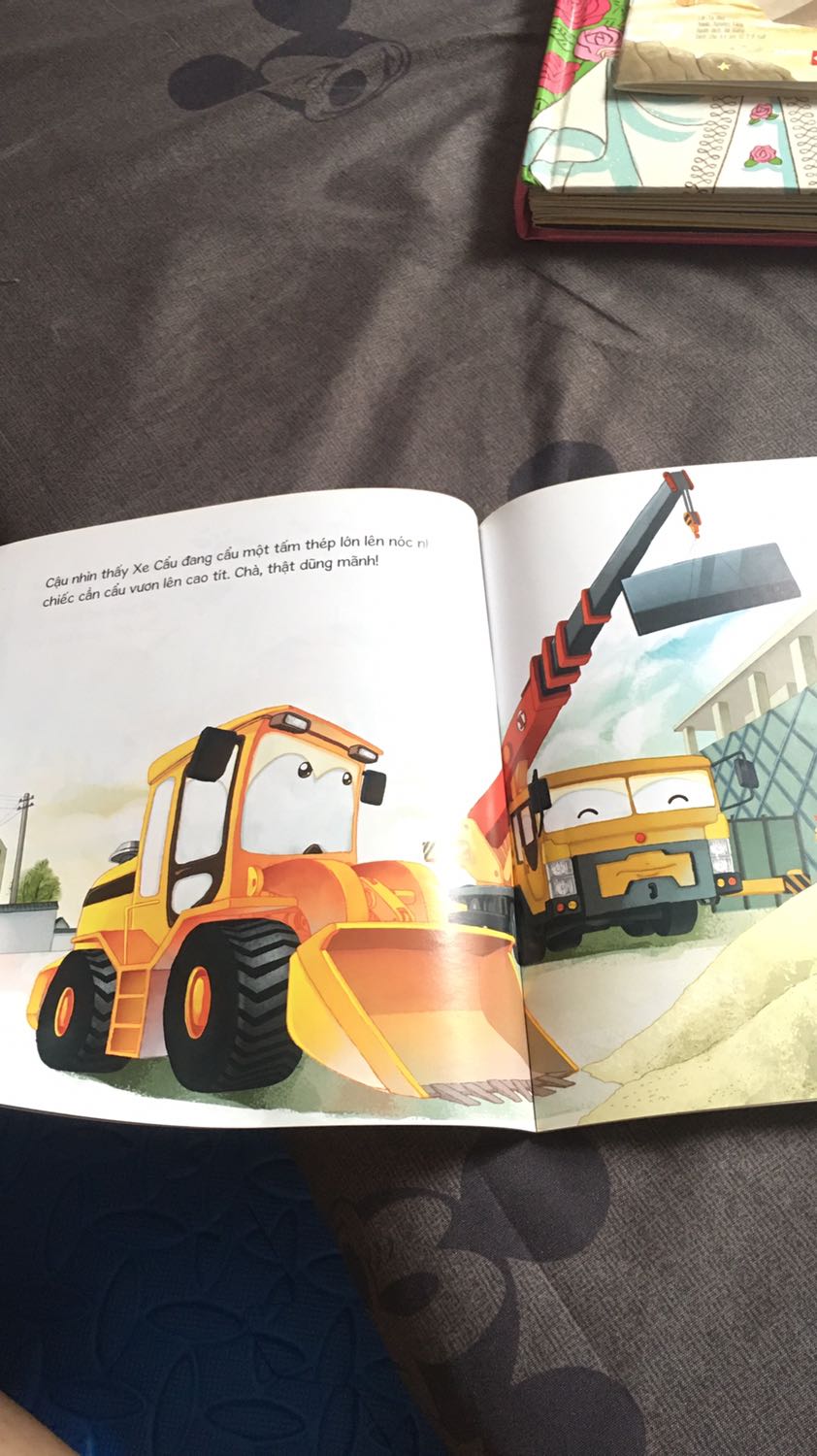 Bạn xe nâng dễ thương. Sách in màu sắc đẹp. Tươi sáng