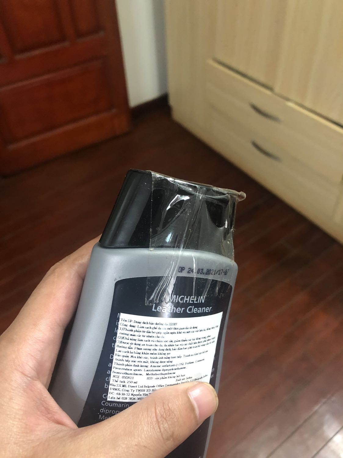 Đóng gói tệ,sản phẩm không còn nguyên seal mà được dán bằng băn dính tự chế,không biết có phải hàng mới không hay hàng dùng rồi thừa mang bán.