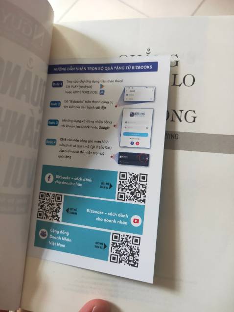Đúng là tikinow giao hàng nhanh thật. Ngủ dậy đã có sách để đọc. Sách mới có tem chống hàng giả. Giấy thẳng, sạch sẽ, ko gãy. Bên trong sách còn kèm mã QR để tải bản mềm và audiobook. Sách gối đầu nên mua và mua trên tiki nhé