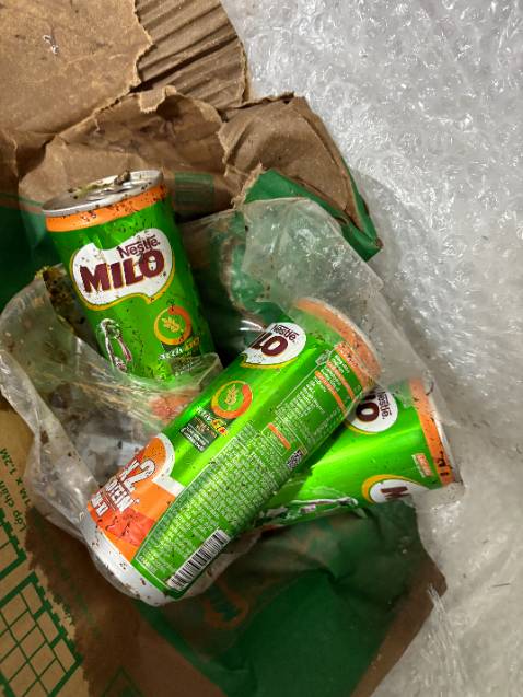 Tôi thường đặt 4 thùng milo ***, hoặc milo hộp giấy để uống dần dần. Lần này là trải nghiệm kinh khủng nhất từ trước đến nay
Thông thường 2 thùng milo sẽ được gói lại trong lớp ni*** và chống sốc, nên tôi đặt 4 thùng sẽ nhận 2 gói lớn
Khi tôi khui gói đầu tiên, thùng milo đầu tiên tôi lấy ra bình thường
Thùng milo thứ 2, tôi thấy được gói dầy thêm 1 lớp ni*** so với thùng milo trước đó. Khi tôi khui lớp ni*** này ra thì thấy có mùi hôi, sau khi lấy hết mấy *** milo ra thì thấy có 1 *** bị xì, và rất nhiều dòi. Tôi nhấn mạnh 1 lần nữa rất nhiều dòi. Tôi rửa sạch những *** milo còn lại thì thấy có nhiều vết móp, tôi đoán là thùng milo thứ 2 này do va đập nên 1 *** milo bị xì ra, và có người cố tình bao bọc thêm 1 lớp ni*** nữa nhằm che mắt qua loa

Vấn đề ở đây là tôi rất thấy vọng với thái độ xử lý đơn hàng lần này. Nếu hàng bị hư thì tôi có thể chờ và đổi lại. Vì hành vi gói thêm 1 lớp ni*** qua loa thì đang xem thường khách hàng, biết hàng có vấn đề mà vẫn giao