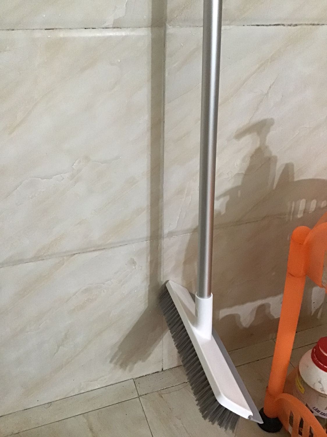 đọc review mọi ng khen quá, m mua hẳn 3 cây :))) công nhận cọ  sạch, mà xong thì khô ráo hơn, có điều m chình dài hết cỡ rồi mà vẫn thấy hơi ngắn, vẫn phải hơi cúi, cây thì nhẹ, nhưng cảm giác chắn chắn lắm