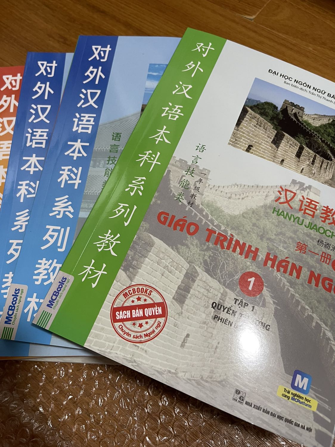 Sách phiên bản mới, giao đủ bộ, giấy đẹp, mực in rõ ràng. Lại được giảm giá, ai đang cần thì đừng ngần ngại mua đi ạ.