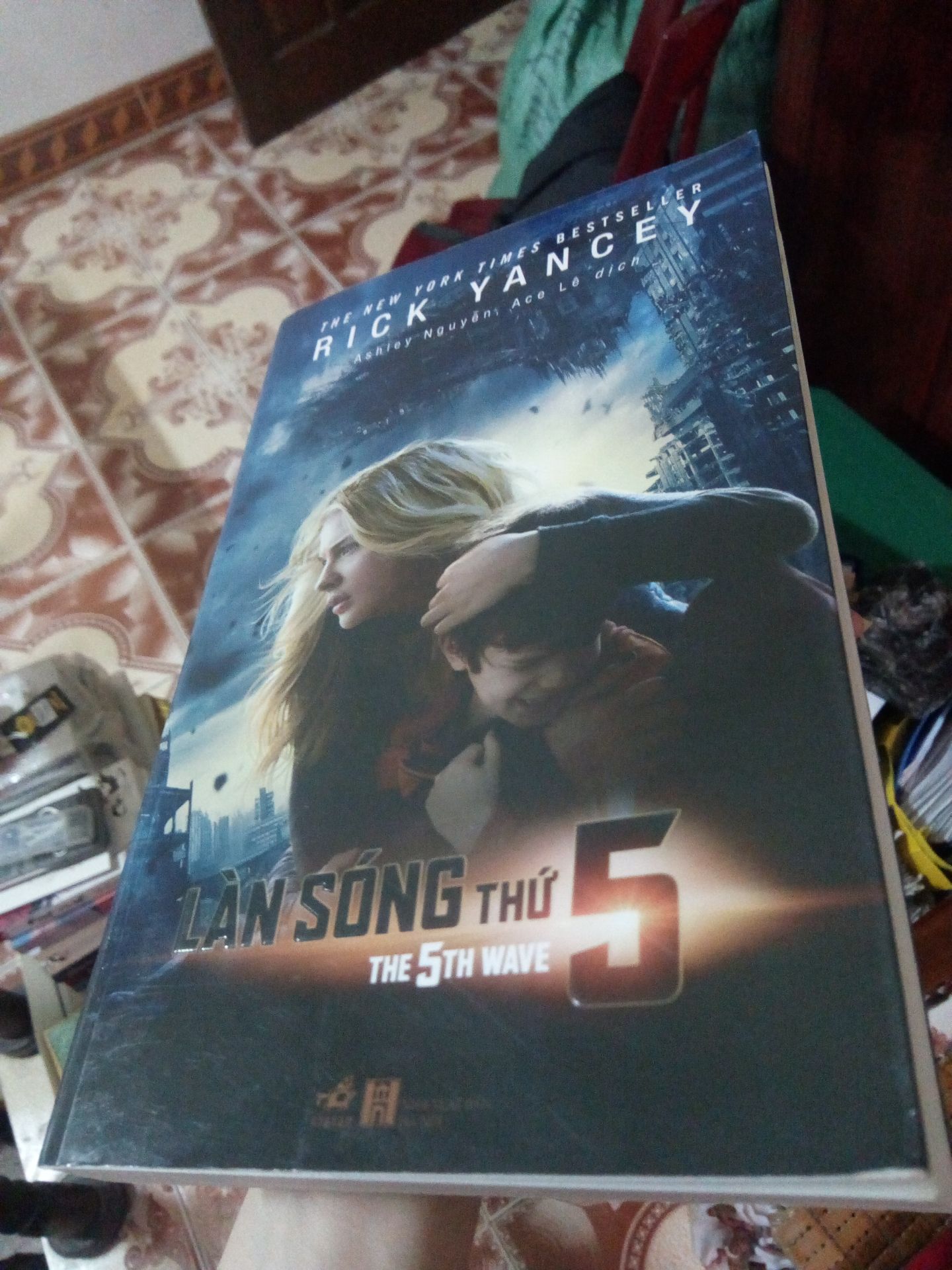 tiki giao trễ 2 ngày nhưng vì dịch nên sách về tay là mình cảm ơn lắm rồi. 
có điều hơi buồn vì sách hơi cũ, chắc tại mong chờ nhiều quá nên bị hụt hẫng :(, giấy ở trong khá ổn, xem phim rồi nay mới mua sách, tin rằng truyện sẽ hay...