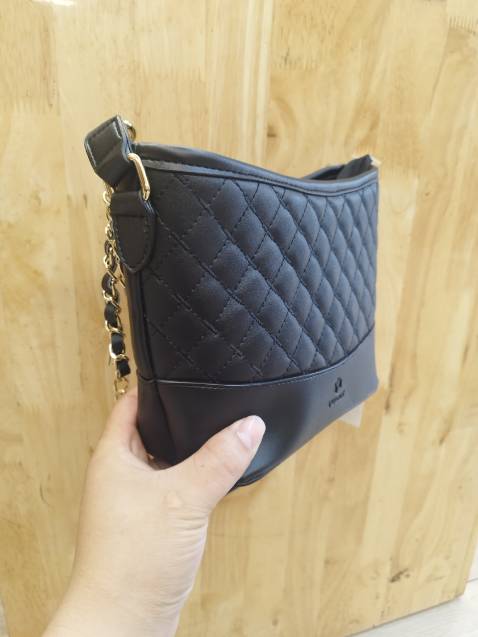 Túi quá đẹp luôn ạ đi chơi đi làm đều hợp hết màu đen rất dễ phối đồ .đặc biệt bên trong rộng nên bỏ đc rất nhiều đồ ... Cảm ơn shop nhìu ạ !