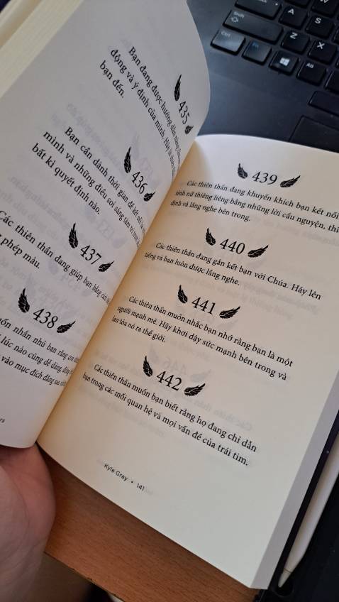Đóng gói tốt và giao hàng nhanh. Bìa đẹp.
Nói về cuốn sách, nội dung như thể từ điển/danh bạ của những con số. 
Về cơ bản mình đã mong đợi cuốn sách nói nhiều hơn về nguồn gốc,sự phân tích sâu hơn về những con số thiên thần để người đọc có thể hiểu hơn về chúng. Hoặc ít ra là những câu chuyện thực tế về những ai đã thấy và áp dụng chúng trong cuộc sống.
So với việc tìm hiểu ý nghĩa như trong sách,mình nghĩ các bạn đọc có thể dễ dàng tìm thấy nhiều bài viết trên mạng về từng con số cụ thể bản thân nhìn thấy với sự chi tiết hơn nhiều hơn trong các bài viết (cả tiếng anh lẫn tiếng việt) để hiểu hơn. Ít nhất bạn sẽ có cái nhìn bao quát hơn rằng liệu bản thân cần/nên làm gì trong tình huống bạn nhìn thấy những con số thiên thần.