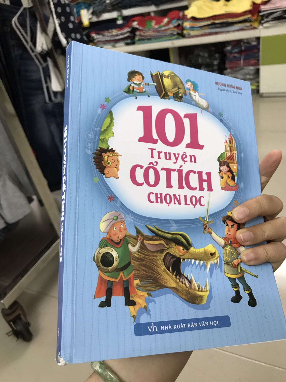 Mình vừa đặt hàng tikinow sáng nay, nhận hàng đúng giờ. Nhưng tiki xem lại khâ kiểm hàng trước khi giao cho khách. Quyển sách của mình nhận được bị bung gáy. Mình mua làm quà tặng cho con mà nhìn mất thẩm mỹ, như sách cũ.