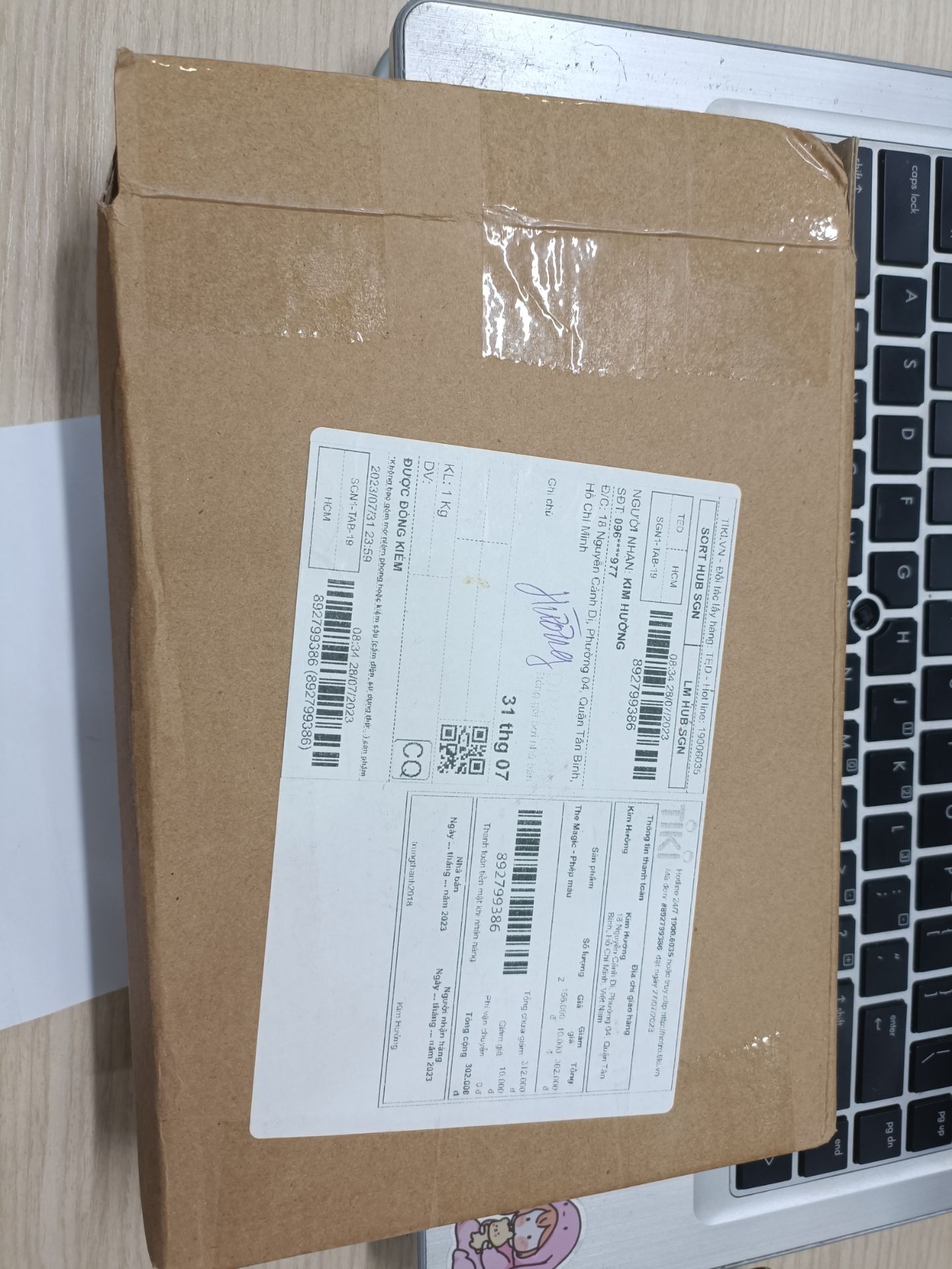 Mua 2 cuốn nhưng chỉ giao 1 cuốn phải gọi lên tổng đài rồi chụp hình gửi qua ***. Phiền lắm luôn đó. Lúc cầm sản phẩm cũng nói shiper "sao 2 cuốn mà mỏng vậy?" nhưng vẫn cầm tiền trả 2 cuốn. 😌😌😌
Thêm phần đóng gói chỉ biết cạn lời, nếu chỉ quấn xốp nổ mặt trước mặt sau để không quấn thì sau này quấn nữa.