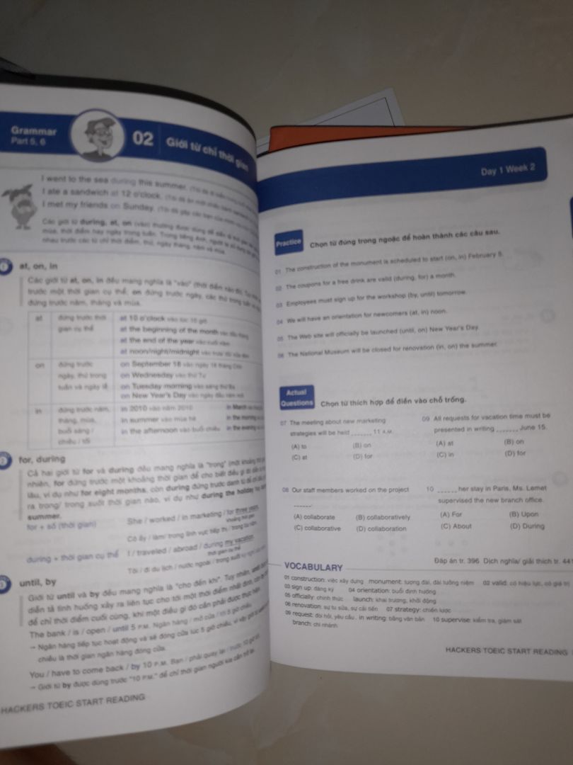 có tặng kèm 2 bookmark xinh. sách màu đẹp sáng ***. có QR file nghe. có lộ trình. đề bài và chiến lược giải chi tiết cũng như ngữ pháp. Rất ổn.