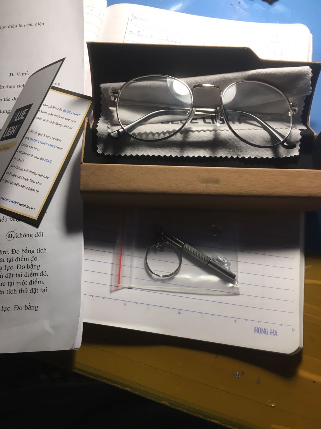 Kính đẹp phụ kiện đầy đủ nhưng hơi nhỏ so với dự kiến