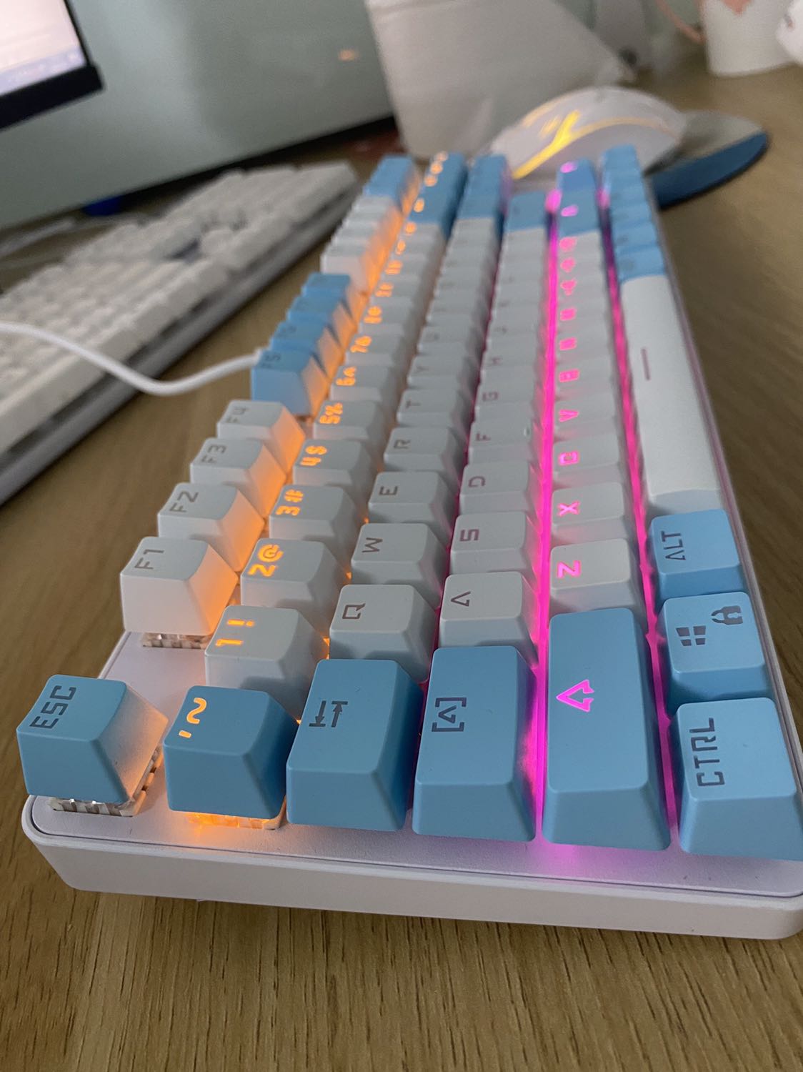 rất thích cái bàn phím này, bàn phím sài ngon, giá ok, gõ tách tách , đủ kiểu nháy đèn , bàn phím oke lắm shop. 5sao rất thích cái bàn phím này, bàn phím sài ngon, giá ok, gõ tách tách , đủ kiểu nháy đèn , bàn phím oke lắm shop. 5sao