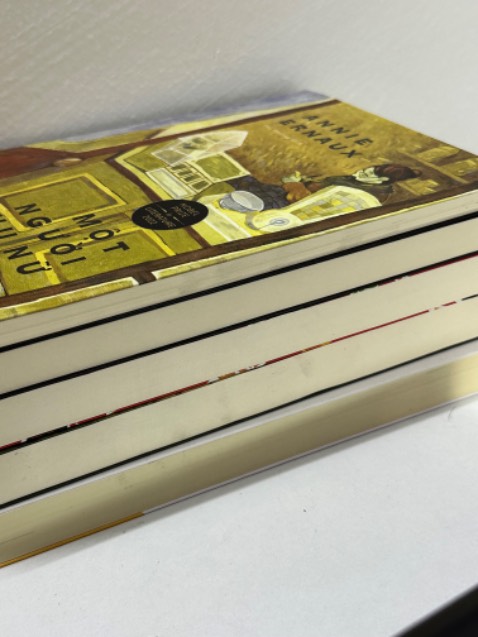 Sách đẹp. 
Nhưng lần này Tiki giao mình không có màng bọc seal của sách mà cuốn bằng nilon, mở ra thấy bị dơ ở cạnh mép sách. Với một người vô cùng thích sách mới như mình thì mình thấy rất buồn huhu. Hi vọng đội ngũ đóng gói có thể lưu ý chút để tránh đụng tay vào mép sách như vậy ạ.