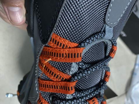 Đã nhận được hàng và cho đánh giá sơ bộ:
1.thời gian giao hàng xử lý sản phẩm của tiki quá lâu đặt hàng từ hôm 13 mà tới 17 mới tới, và giao lúc 18h00 thì quá bất tiện cho người làm việc văn phòng 
2. - sản phẩm thì mẫu mã sẽ giống quảng cáo nhưng chất lượng hoàn thiện thực sự chưa tốt. Với giá sản phẩm cũng không rẻ nhưng mức độ hoàn thiện về đường keo quá mất thẩm mỹ. Shop xem lại 
- đế lót giày quá mỏng. Có thể tự thay thế lót mới.
3. Về độ bền sẽ cho cập nhật trong thời gian tới.