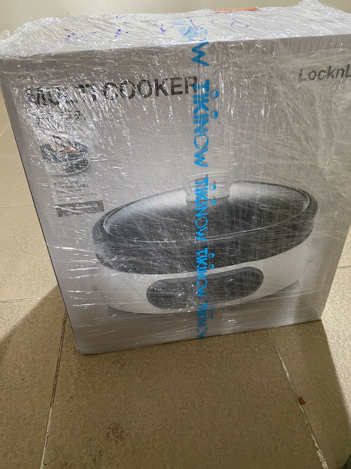 Nồi đẹp, mình mua được giá sale là 939k. Mua hôm trước, hôm sau nhận được rồi. Tiki lần này cho giá quá tốt và giao hàng nhanh chóng.
Về phần nồi: nắp và lòng nồi không dày không mỏng, đương nhiên không thể so với nồi lẩu tiger rồi nhưng vẫn ổn trong tầm giá. Lần đầu nấu thì mùi nhựa nhiều lắm.