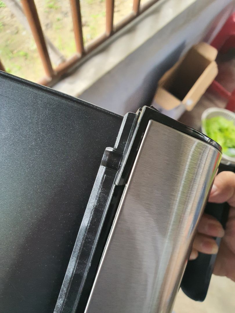 Thùng hàng không móp méo nhưng nồi chiên lại bị hỏng nhựa như hình. Có vẻ tiki đã giao hàng lỗi cho tôi, tôi đã mua nhiều trên tiki nhưng có vẻ đây là lần trải nghiệm tệ nhất vì đây là mua để tặng chứ k phải tôi dùng mà lại lỗi như này Thùng hàng không móp méo nhưng nồi chiên lại bị hỏng nhựa như hình. Có vẻ tiki đã giao hàng lỗi cho tôi, tôi đã mua nhiều trên tiki nhưng có vẻ đây là lần trải nghiệm tệ nhất vì đây là mua để tặng chứ k phải tôi dùng mà lại lỗi như này