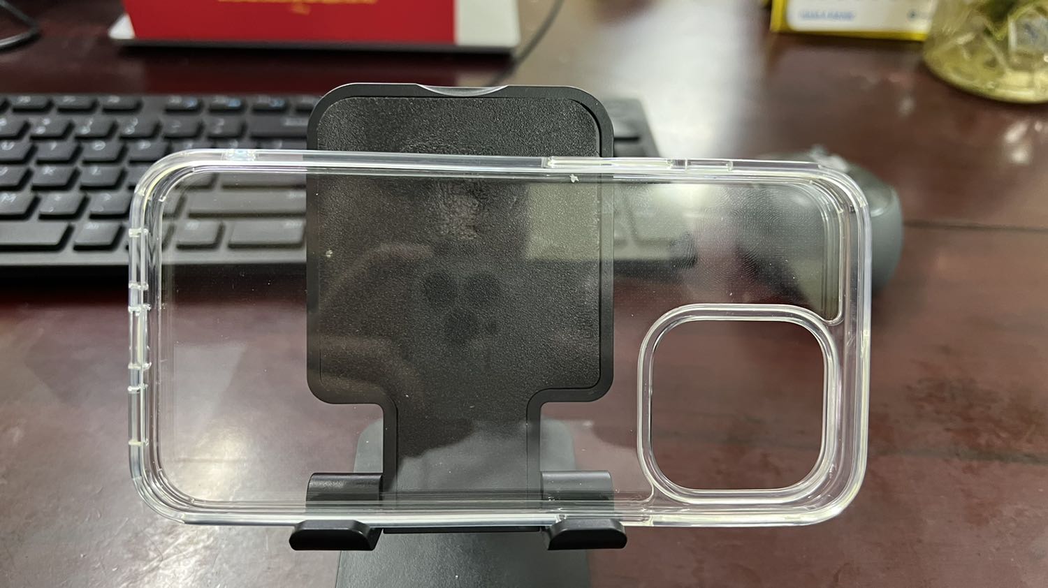 Thất vong ngoài sức tưởng tượng. Còn không bằng cái ốp mua ngoài hàng mấy chục nghìn. Vừa dày vừa cục mịch lại không có gì gọi là tỏng suốt tinh tế. Thương hiệu là Likgus. Vỏ hộp thô thiển. Tôi biết chắc chắn đây là sản phẩm không như mong đợi. Trị giá gần 300k nhưng thực sự rất thất vọng.