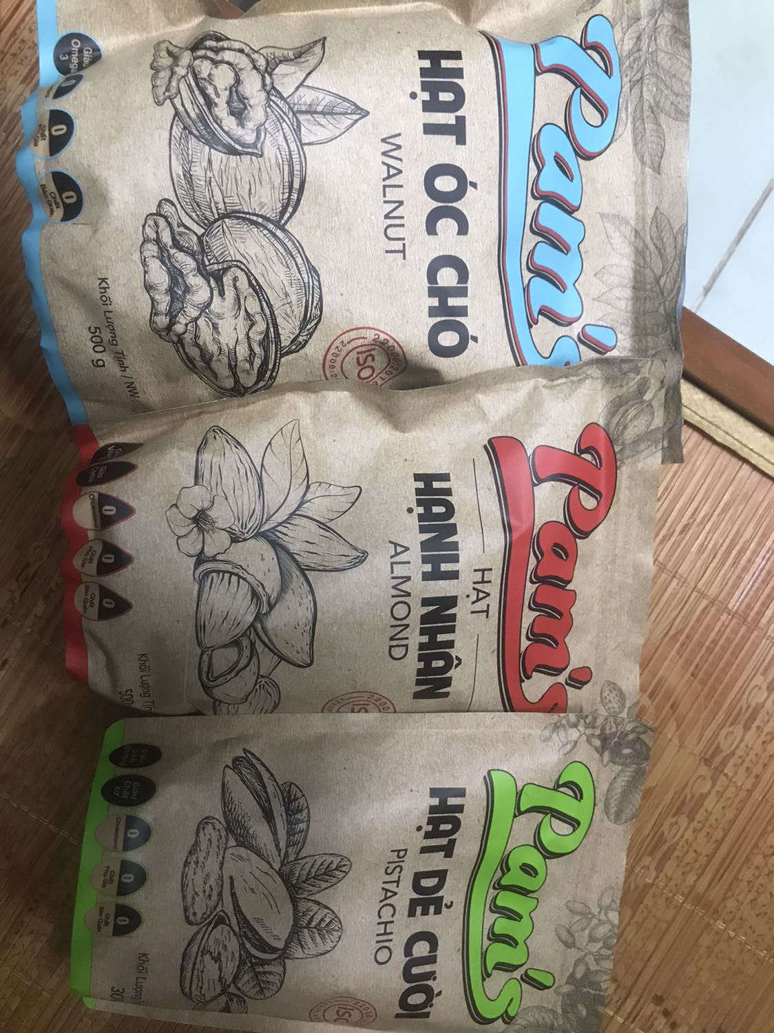 Mình mua combo lớn hạnh nhân mộc + Hạt dẻ + Óc ***, giá ở tiki rất tốt, thanh toán qua zalopay còn được giảm thêm 27k, quá là hời
Shop gửi hàng mới (nsx 12/4/2022), hỗ trợ mình nhiệt tình mỗi tội trả lời tin nhắn hơi lâu xíu.
Chất lượng hạt mình thấy khá ổn, hạt giòn, khá thơm, bình thường mình hay ăn macca còn các loại hạt này lần đầu thử nên chưa dám so sánh chi tiết