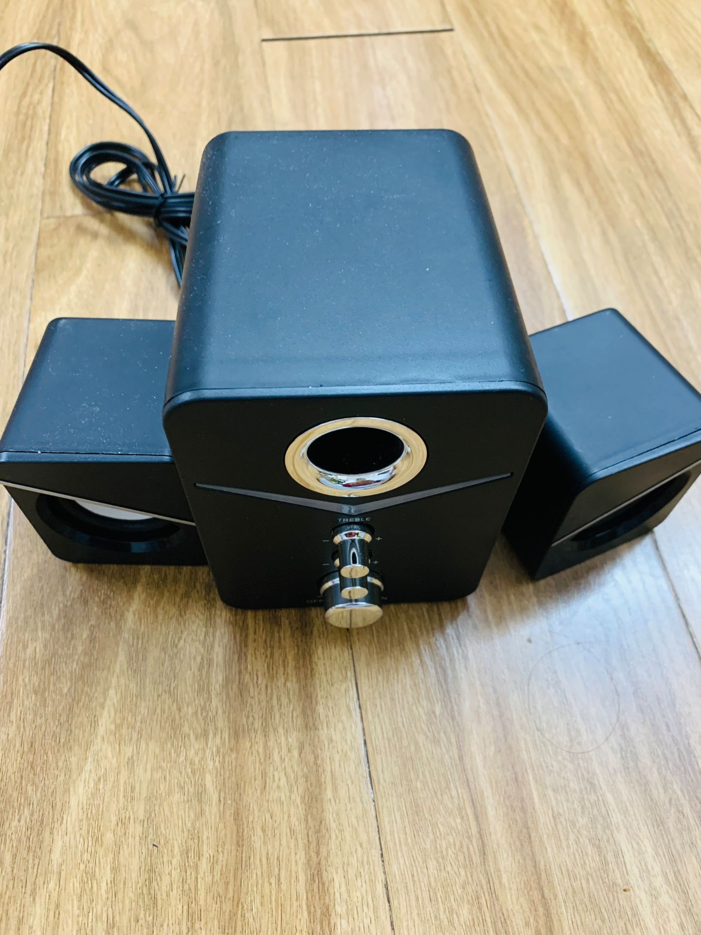 Sản phẩm đúng mô tả. Loa nghe ok, chỉnh âm bass và treble ổn. Tầm giá này quá ngon rồi.