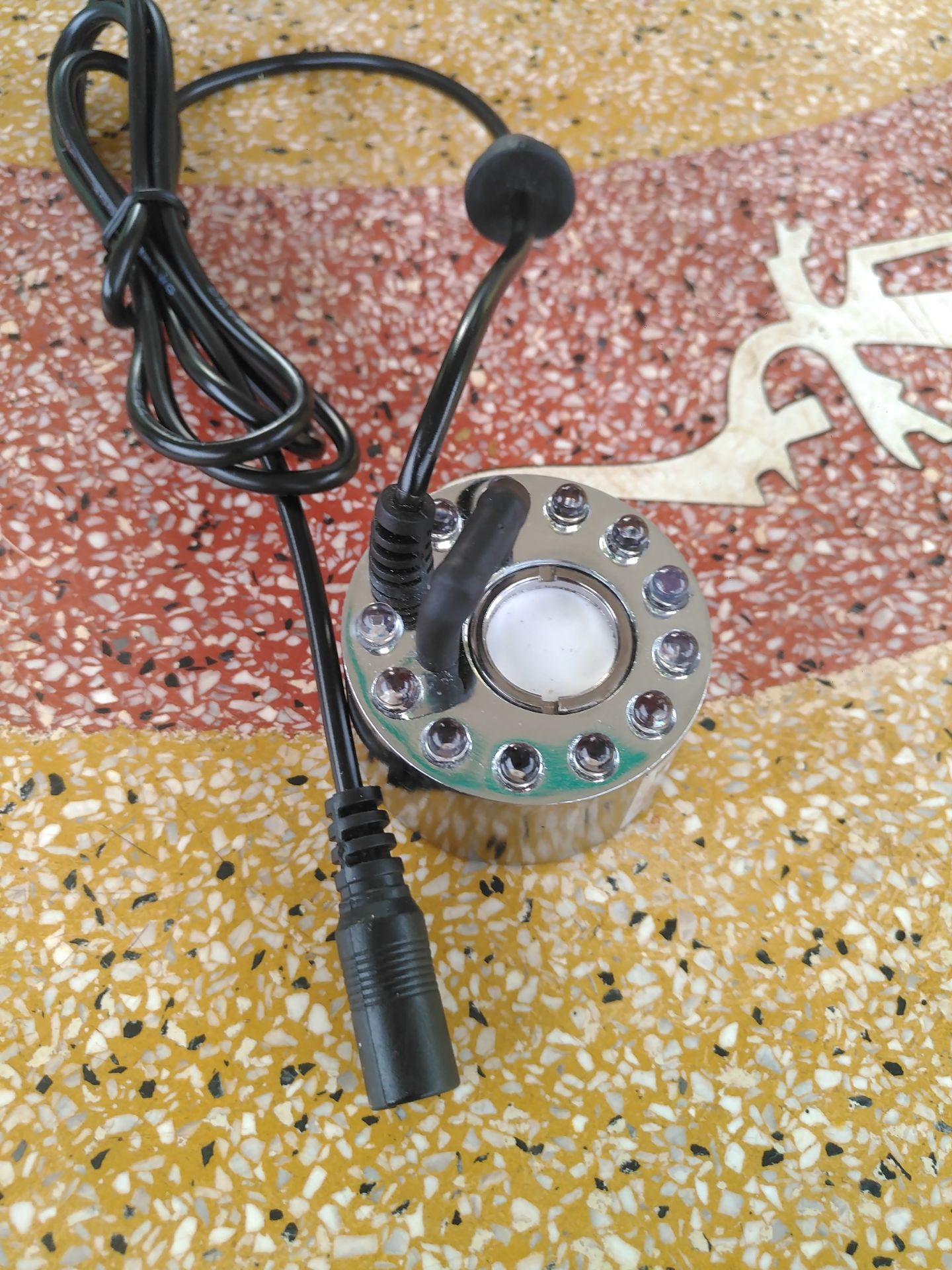 không thấy hoạt động gì cả, không có dây nguồn nên phải đi tìm mãi mới có thì k hoạt động đc