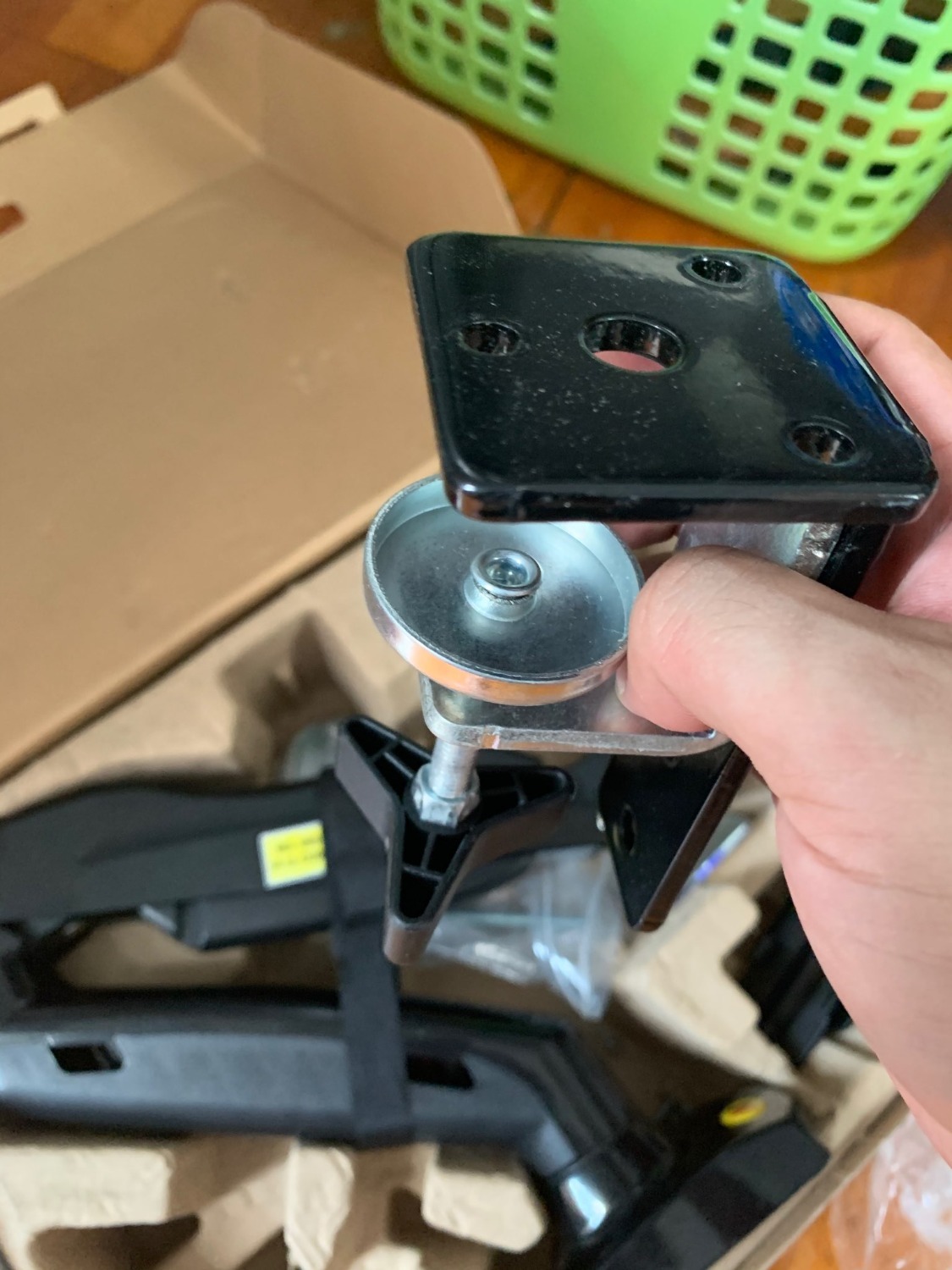 Mình mua 2 sản phẩm của Giá Treo TV Phương Nam, không biết bên tiki kiểm duyệt kiểu gì mà giao sản phẩm đã qua sử dụng và thiếu linh kiện. trường hợp của mình là thiếu miếng đệm cao su .  tiki nên xem lại cách làm việc của mình, càn ngày càn thất vọng....