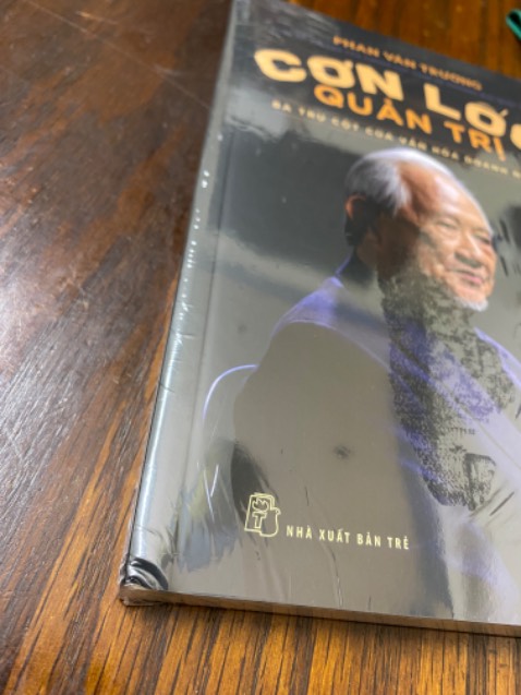 Sách hay, mỗi tội đã bọc rồi mà vẫn bị móp góc, sách mới mà khiếm khuyết như vậy thật là bực.
5* cho sách, 2* cho khâu nào làm sách bị như vậy🧐