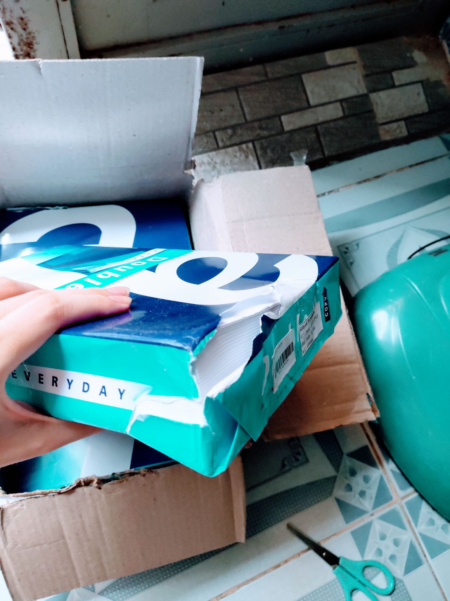 Mình thực sự thất vọng đơn kì này của TiKi. Mình đánh giá 3/5 sao với 2 lý do sau:
-Giao hàng chậm hơn dự kiến (nhưng không hề có sự thông báo đến khách hàng). Mình biết là dịch giã ở TP.HCM căng thẳng làm ảnh hưởng đến việc vận chuyển nhưng cần có trách nhiệm cập nhật và thông báo tới khách hàng kịp thời về hàng hoá
-Tiếp nữa, mình nhận hàng với điều kiện hàng hoá bị rách ở 1 số chỗ, giấy tờ chưa in mà bìa bọc rách vậy thì làm sao bảo quản tốt nữa. Dù phía TiKi hay là bên vận chuyển khác thì cũng nên chú ý điểm này.
Mình mong TiKi sẽ chú ý và cải thiện những điểm kể trên, chứ nếu không thì những khách hàng tiềm năng và trung thành như mình cũng sẽ cảm thấy TiKi không còn phù hợp với *demand insights của họ nữa, ít nhất là ở hiện tại và trong tương lai.