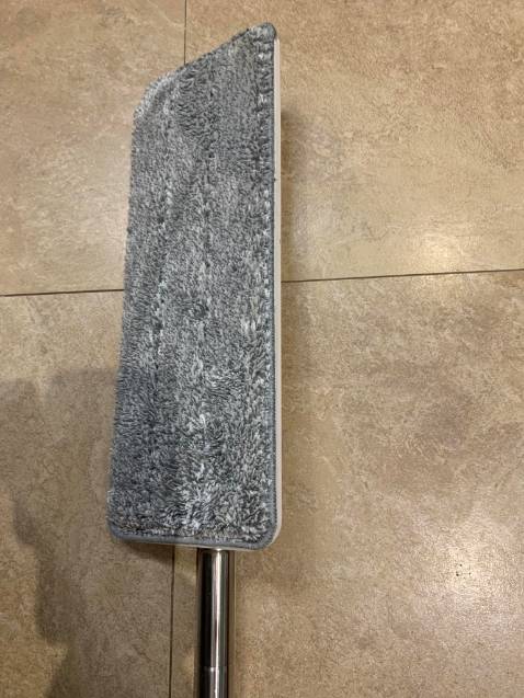 Thùng vắt trông xinh xắn, nhựa đẹp ra phết. Rẻ lau dầy hơn các loại khác mình mua, nên khá ăn được bẩn, bụi, bác nào ấn được gậy càng mạnh nhà càng sạch. Như em cầm cây gậy lau nhà này vừa tầm tay, ấn vừa phải là cũng lau được nhà khá ổn rồi.