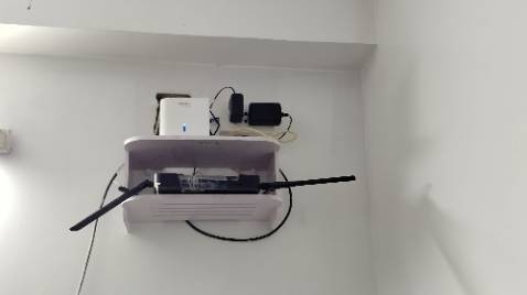 Dễ lắp ráp với ốc vít và đinh đóng tường đi kèm sản phẩm. con gái cũng lắp được nha. Rất phù hợp khi treo các sản phẩm như wifi, router.... Rất đáng mua