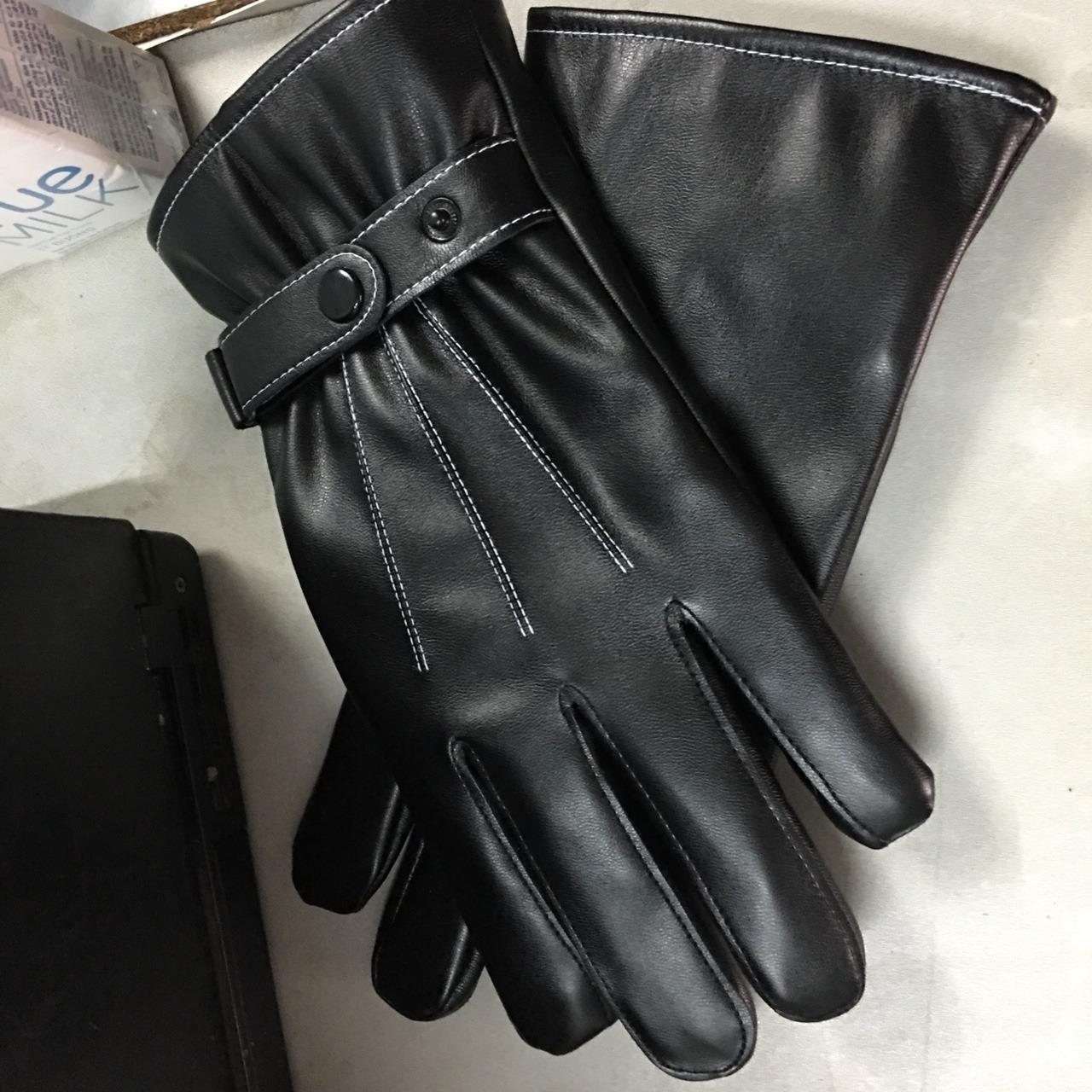 tôi dã nhận hàng, view cho khách hàng xem có thể tham khảo, sản phâm ok như mô tả, cảm ứng thì tốt, đi mưa tôi chưa đi nên chưa biết nhé, còn da với bên trong có nỉ nên mọi người yên tâm là sản phẩm rất ấm áp, rất ok về mẫu mã và chất lượng, với số tiền bỏ ra mấy chục thì quá xứng đáng, chân thành cảm ơn shop