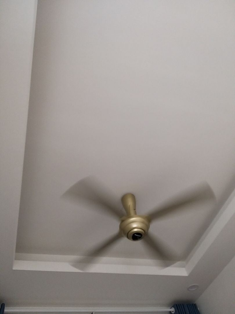 Được miễn phí lắp đặt. Nhận hàng xong, ông thợ lại ngắm, phán câu xanh rờn: "Chung cư anh không lắp được, anh trả lại hàng đi".
Goodbye ông thợ, tui tự lắp.
Hàng xài ổn. Nhựa ốp không đẹp lắm.