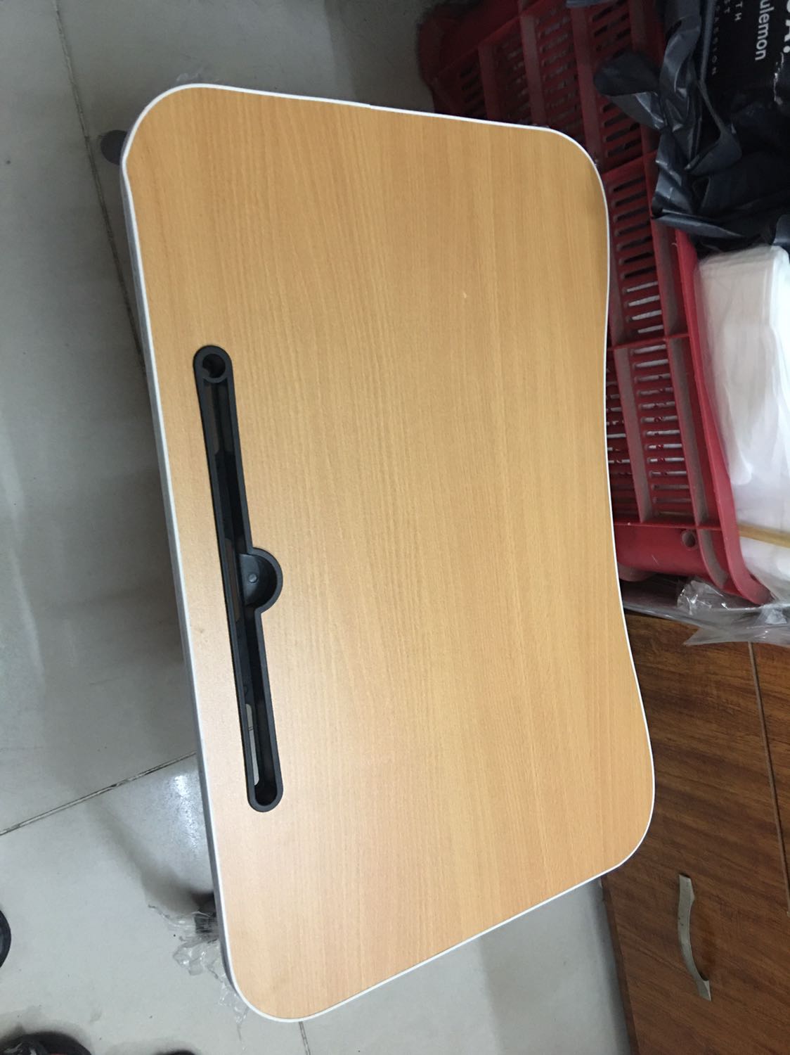 Chất lượng không như mong muốn. Trước mua offline 1 chiếc 90k mà đẹp và tốt hơn.
Bàn này cảm giác yếu, không để được đồ nặng. Miếng chân bàn bằng xốp chứ ko phải cao su như hình, bị rách 1 bên. Chân bàn bằng sắt để trơ chứ không phải sơn màu như trong hình