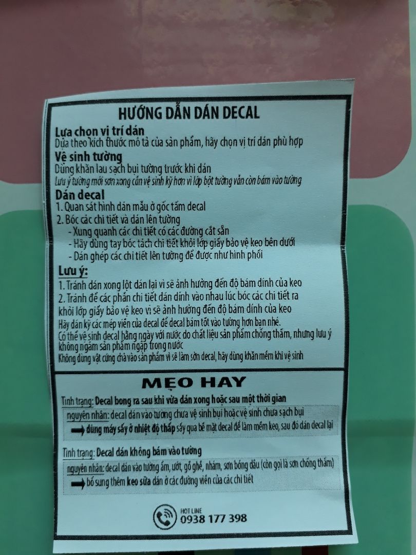 Decal dễ thương, in màu sắc đẹp, có hdsd kèm theo. Dán dính trên tường. Trước Noel mua decal của ncc HKT home luôn, dán mấy tháng xong gỡ ra mà không bị tróc tường. Lần này mới dán bị lệch, tháo ra dán lại thì tường bị bong tróc.
