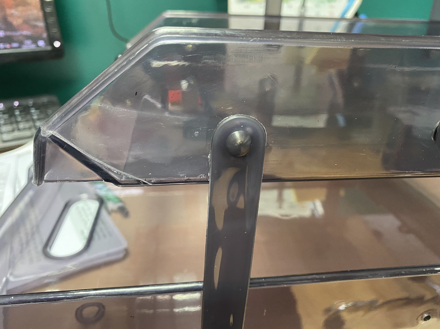 Sản phẩm bị nứt tại các vị trí bắn ốc, vít