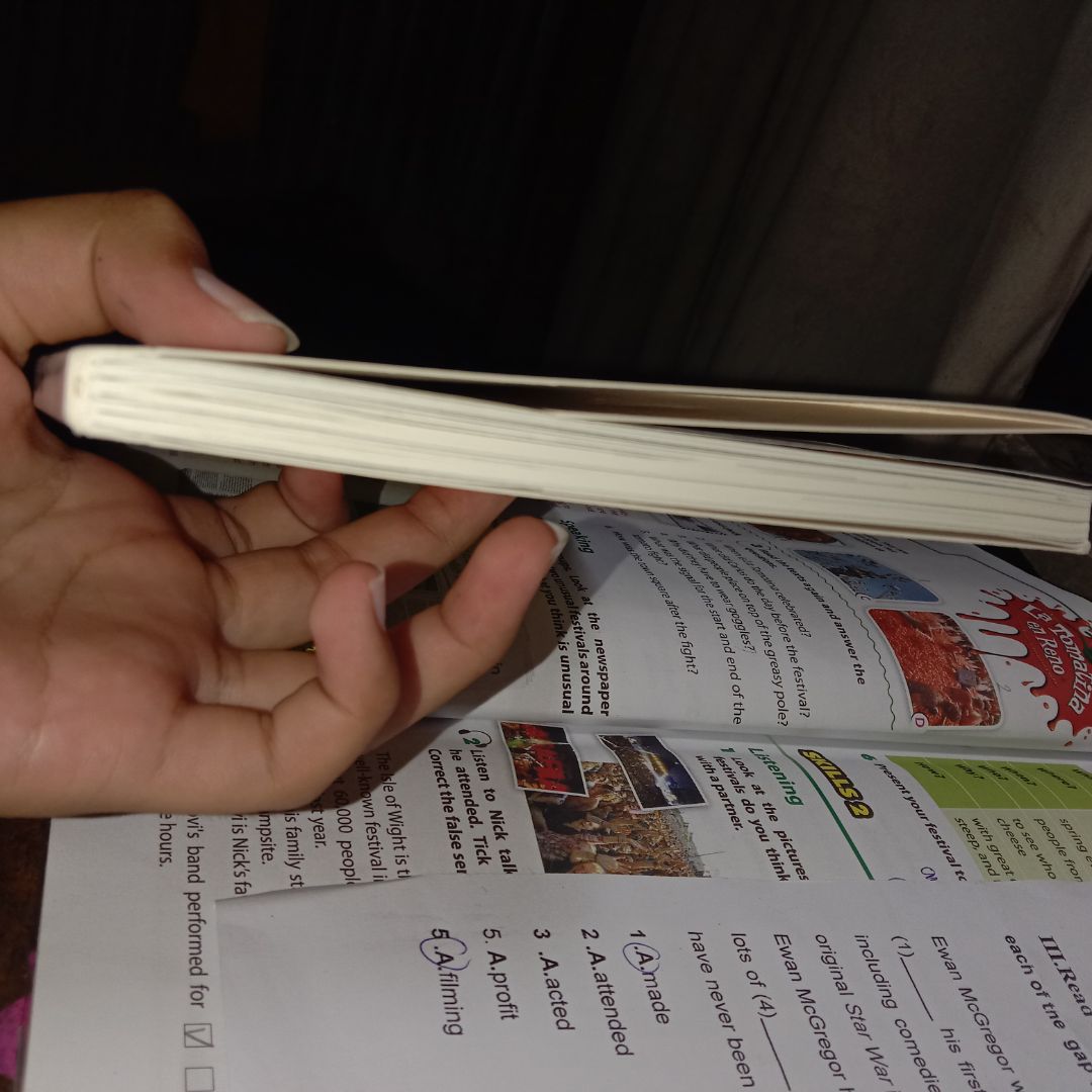 giao hàng nhanh nhưng mà đóng gói không có bọc kính và bọc chống sốc nhưng cũng chấp nhận được. sách bìa cứng có hình minh họa nên rất cuốn hút. mới đọc vài trang sẽ cảm thấy khó hiểu nhưng về sau thì nội dung rất lôi cuốn. 4/5*