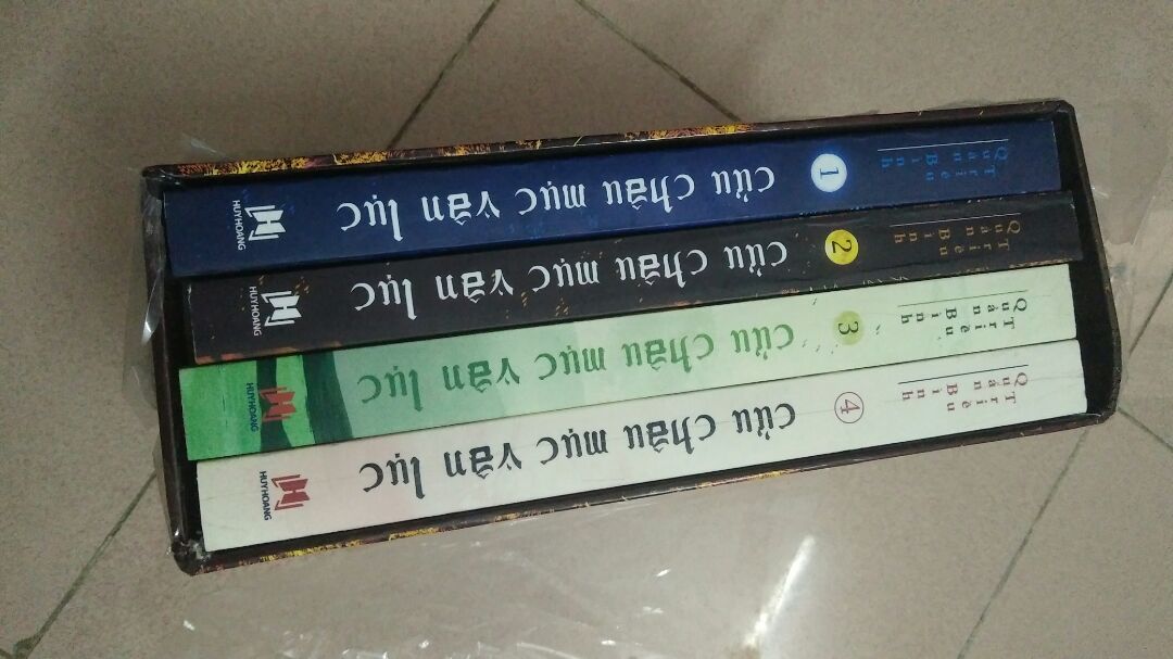 Tiki giao hàng rất nhanh nhưng chất lượng sách thì không khen nổi. Biết là truyện ra lâu rồi, nhưng thế này thì cũng thất vọng quá. Nhận được sách háo hức mở ra coi mà màng nilong rách tơi bời, hộp sách bị méo, gáy sách thì lằn vết như lầu trên rồi, mà bìa sách cũng có vết hằn, vết rỗ trông rất chán đời