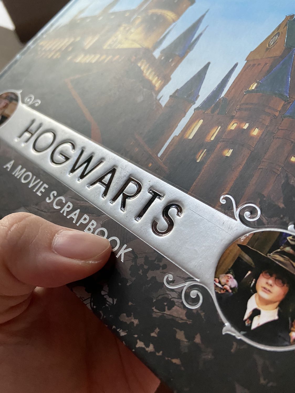 Có xước một đường bé trên bìa mặt trước nhưng mà bé thôi nên không sao. Nói chung là ổn